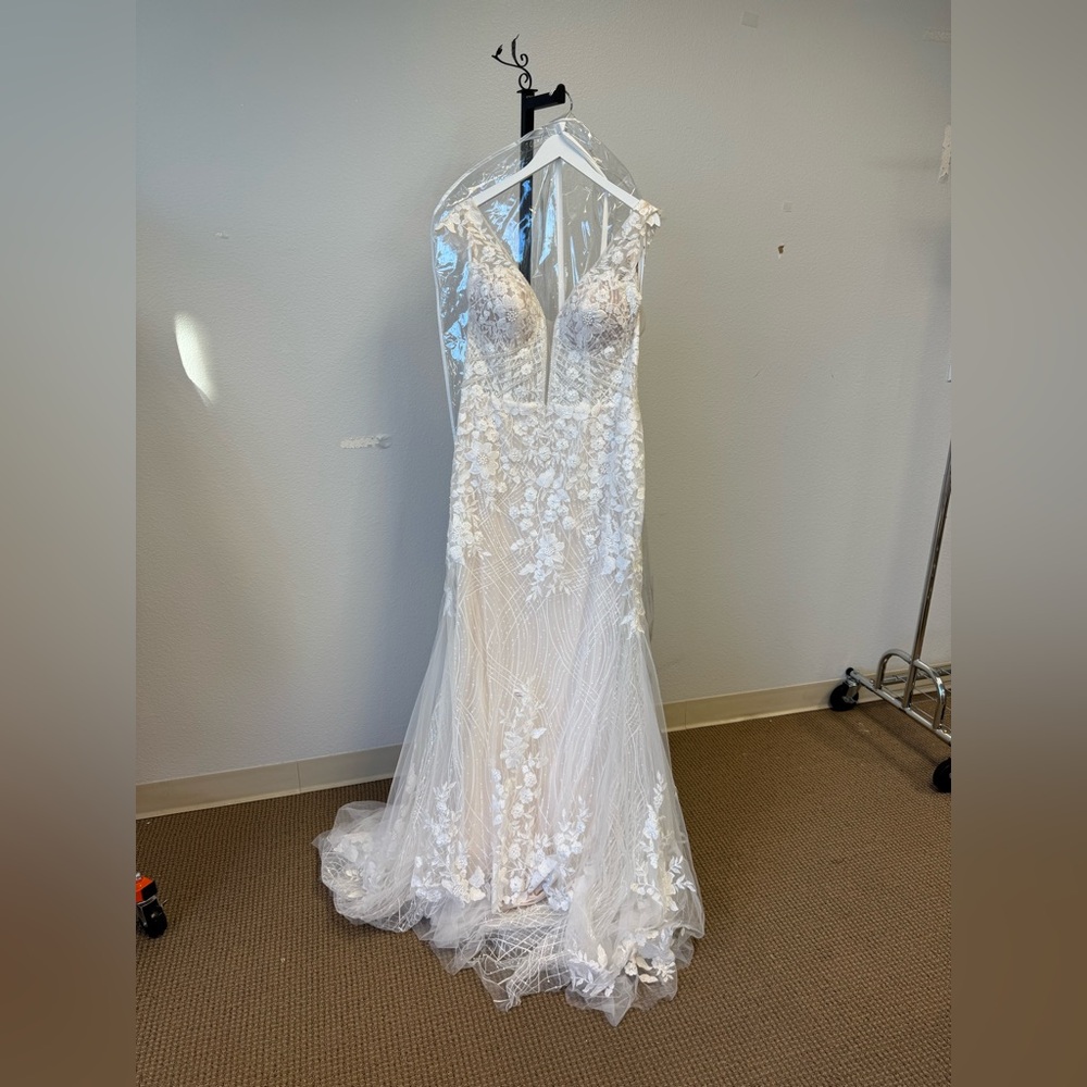 Elegant Ivory/Almond/Nude Lace Wedding Dress 19344